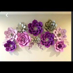 we offer you paper flowers for any event and a wide decoration with balloons.